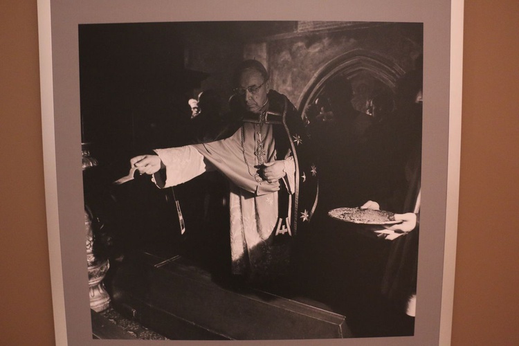 Wystawa fotografii Adama Bujaka, poświęconych Karolowi Wojtyle