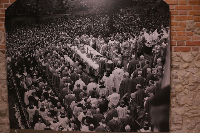 Wystawa fotografii Adama Bujaka, poświęconych Karolowi Wojtyle