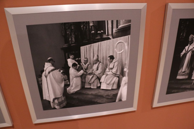 Wystawa fotografii Adama Bujaka, poświęconych Karolowi Wojtyle