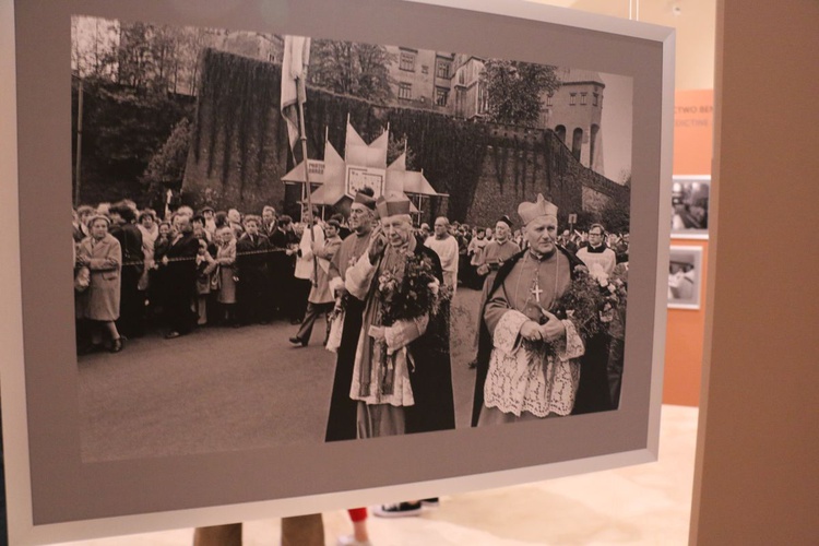 Wystawa fotografii Adama Bujaka, poświęconych Karolowi Wojtyle