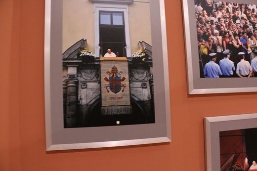 Wystawa fotografii Adama Bujaka, poświęconych Karolowi Wojtyle