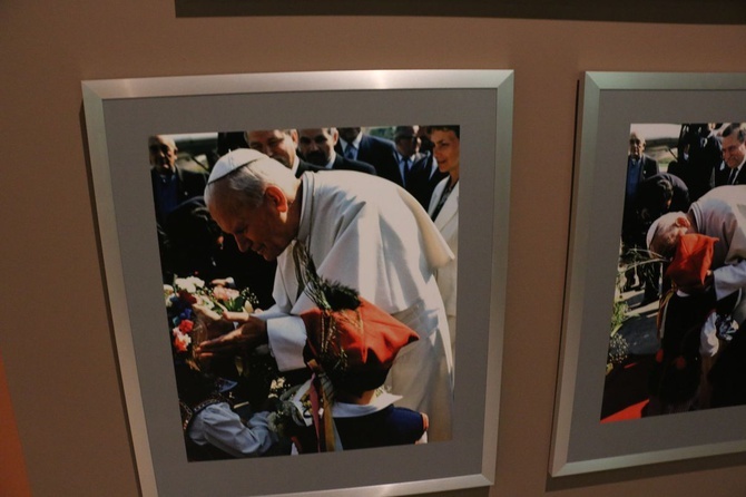 Wystawa fotografii Adama Bujaka, poświęconych Karolowi Wojtyle