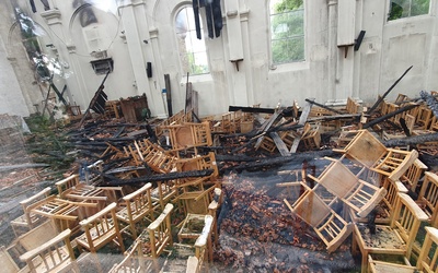 Proboszcz kościoła w Corbeil-Essonnes: strażak wyniósł z pożaru Najświętszy Sakrament