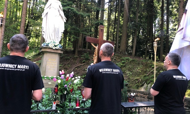Krynica Zdrój. Mężczyźni z różańcem