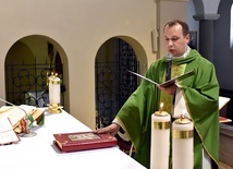 Ks. Tomasz Zięba podczas liturgicznego przejęcia parafii.