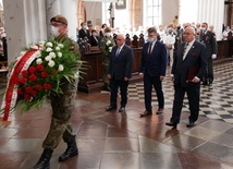 Na zakończenie uroczystości zostały złożone kwiaty przy grobie książąt pomorskich.