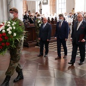 Na zakończenie uroczystości zostały złożone kwiaty przy grobie książąt pomorskich.