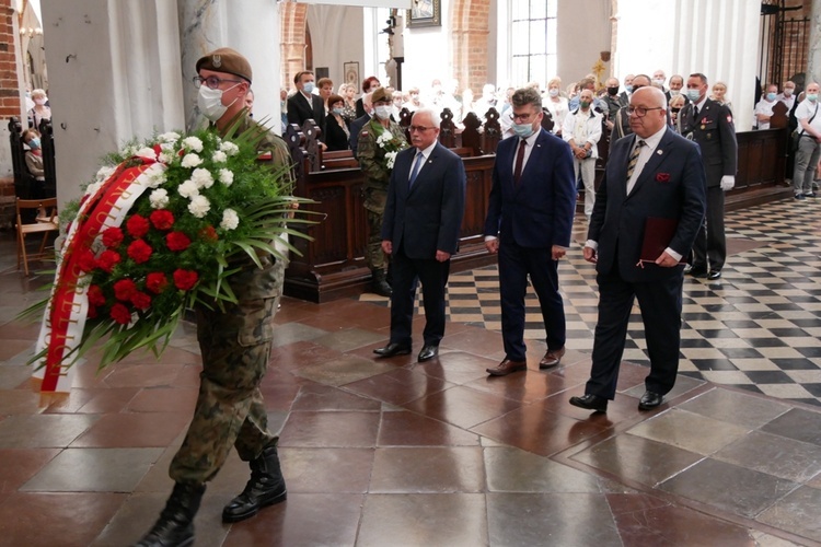 Na zakończenie uroczystości zostały złożone kwiaty przy grobie książąt pomorskich.