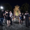 W Mediolanie i Rzymie kwitnie życie nocne - bez maseczek i w tłumie