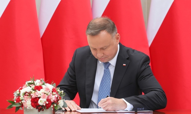 Andrzej Duda zaproponował wykluczenie w Konstytucji RP możliwości adopcji dziecka przez pary homoseksualne