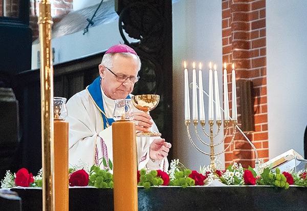 ▲	Mszy Świętej w kołobrzeskiej bazylice przewodniczył bp Edward Dajczak.