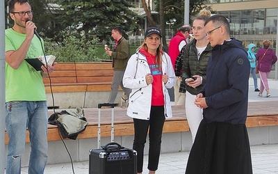 ▲	Kołobrzescy zapaleńcy gromadzą się na molo.  Tu szukają okazji do rozmów z turystami, głównie z młodzieżą.