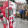 ▲	Prezentacja obejmuje najważniejsze krajowe wydarzenia lata 1980 roku.