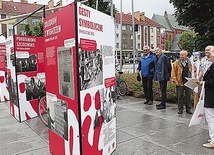 ▲	Prezentacja obejmuje najważniejsze krajowe wydarzenia lata 1980 roku.