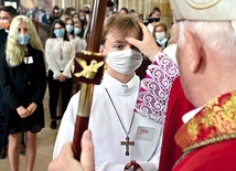 ▲	Biskup udzielił bierzmowania prawie 100 młodym.