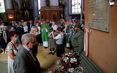 ▲	Po rocznicowej Mszy św. jej uczestnicy złożyli kwiaty pod tablicą pamiątkową.