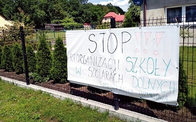 ▲	Mieszkańcy wywiesili w ramach protestu transparenty,  a także flagi polskie i papieskie.