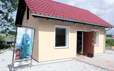 ▲	Niewielki budynek powstał dzięki ofiarom i pracy kilkunastu osób.