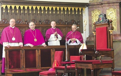▲	Kapłani zajęli miejsca na drewnianej stalli. Od lewej: prepozyt ks. Robert Kristman, ks. Tadeusz Dąbski, ks. Piotr Kot oraz ks. Jarosław Święcicki.
