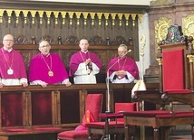 ▲	Kapłani zajęli miejsca na drewnianej stalli. Od lewej: prepozyt ks. Robert Kristman, ks. Tadeusz Dąbski, ks. Piotr Kot oraz ks. Jarosław Święcicki.