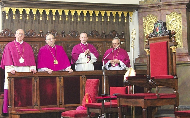 ▲	Kapłani zajęli miejsca na drewnianej stalli. Od lewej: prepozyt ks. Robert Kristman, ks. Tadeusz Dąbski, ks. Piotr Kot oraz ks. Jarosław Święcicki.
