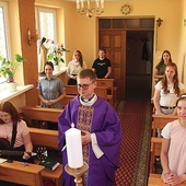 ▲	Eucharystia to centrum każdego rekolekcyjnego dnia. Na zdjęciu uczestnicy II stopnia.
