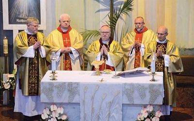 Przy ołtarzu po lewej dk. Jarosław Duszak, a po prawej dk. Jerzy Demski.