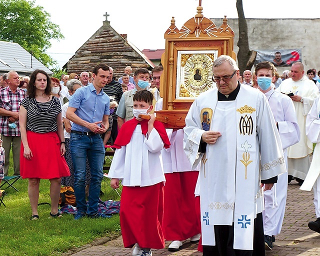 W procesji przyniesiony został obraz Matki Bożej Lubeckiej.