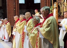 Księża jubilaci podczas Mszy św. 