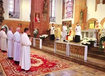 ▲	Sakramentu udzielił bp Jacek Jezierski. Do przyjęcia tej posługi kandydaci przygotowywali się  pod kierunkiem bp. Wojciecha Skibickiego.