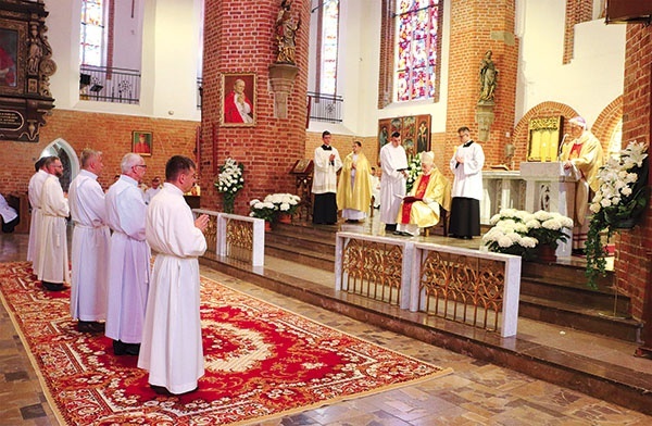 ▲	Sakramentu udzielił bp Jacek Jezierski. Do przyjęcia tej posługi kandydaci przygotowywali się  pod kierunkiem bp. Wojciecha Skibickiego.