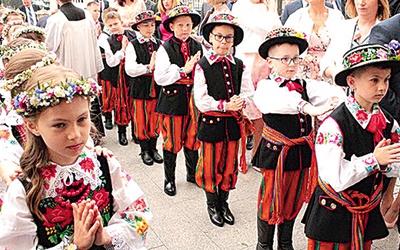 ▲ W Łowiczu – niezależnie, czy w grupie, czy indywidualnie – maluchy często przystępują do sakramentu w ludowych strojach.