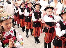 ▲ W Łowiczu – niezależnie, czy w grupie, czy indywidualnie – maluchy często przystępują do sakramentu w ludowych strojach.