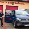 Witold Kalinka przy użyczonym aucie.