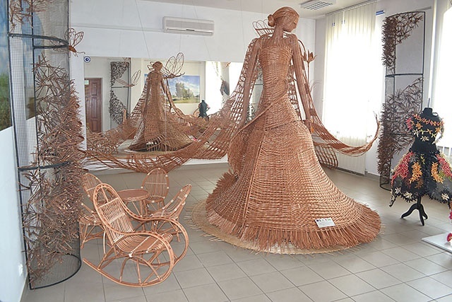 Z takiego tworzywa mogą również powstawać oryginalne ubiory.