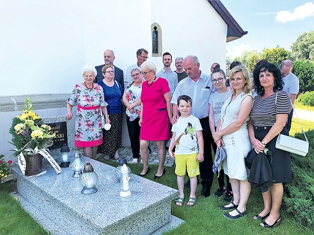 Modlitwa przy grobie ks. Bronisława Jakubowskiego.