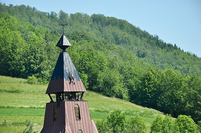 Niedawne malowanie dachu świątyni wymagało, ze względu na jego stromość, umiejętności alpinistycznych.