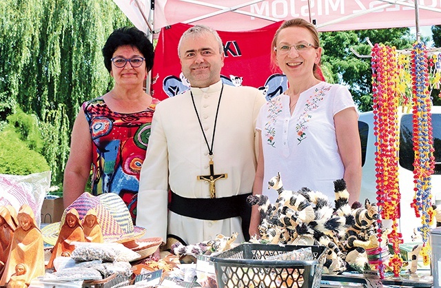 Misyjny sklepik cieszył się dużym zainteresowaniem. Ludzie najchętniej kupowali kawę  i herbatę.