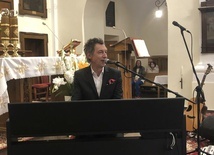 Stalowa Wola, klasztor. Gra i śpiewa Maciej Miecznikowski.