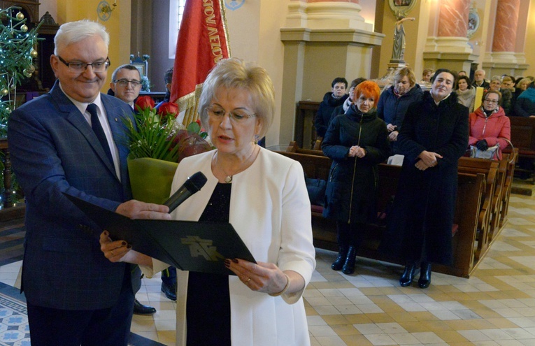 Noworoczne spotkanie Akcji Katolickiej w podradomskiej Jedlni. Przemawia Teresa Połeć, prezes Diecezjalnego Instytutu Akcji Katolickiej Diecezji Radomskiej. Obok Jerzy Skórkiewicz, członek Zarządu Akcji Katolickiej w Polsce, były prezes DIAK naszej diecezji.