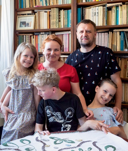 Anna Kasprzyk – żona, mama trojga dzieci, katechetka, blogerka – z rodziną.