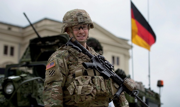 Amerykański żołnierz przed Muzeum Historii w Dreźnie.