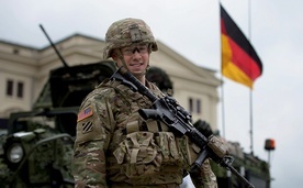 Amerykański żołnierz przed Muzeum Historii w Dreźnie.
