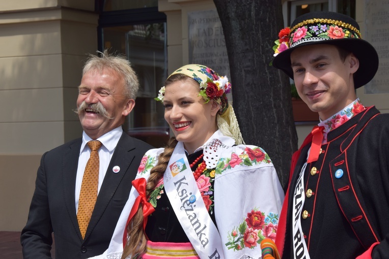 W samo południe na rynku odegrany został hejnał na trąbce. Obecni byli m.in. burmistrz oraz Księżanka i Księżak roku. 