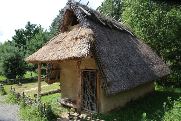 Pradziejowa wioska z neolitu w Kopcu 