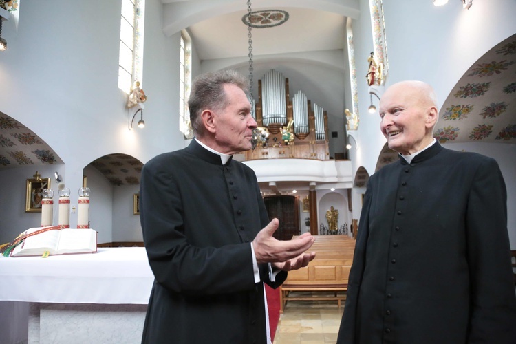 Kościół w Rzepienniku Strzyżewskim i jego otoczenie