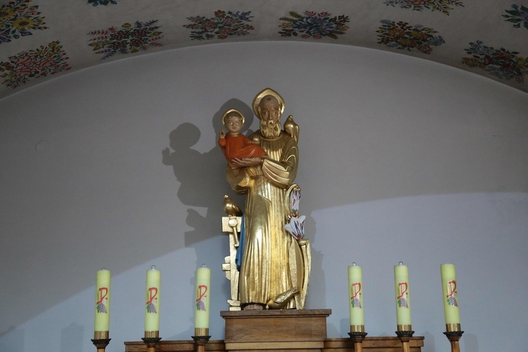 Kościół w Rzepienniku Strzyżewskim i jego otoczenie