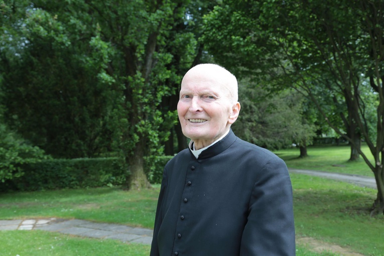 Kościół w Rzepienniku Strzyżewskim i jego otoczenie