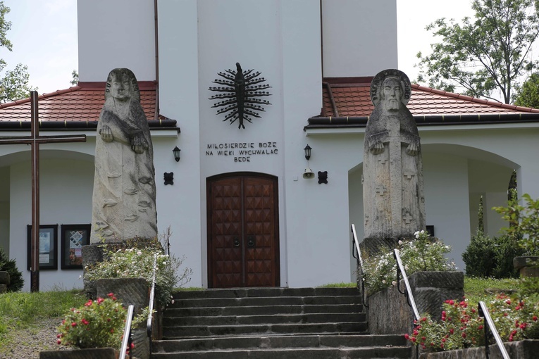 Kościół w Rzepienniku Strzyżewskim i jego otoczenie