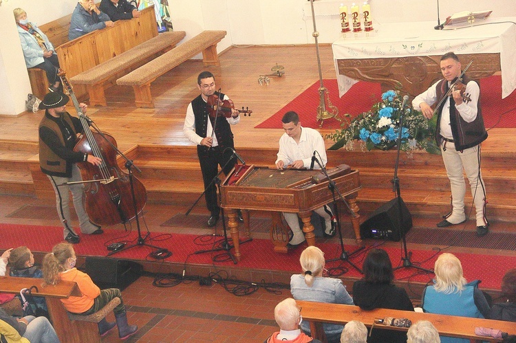 Koncert kapeli Góralska Hora w Dźwirzynie